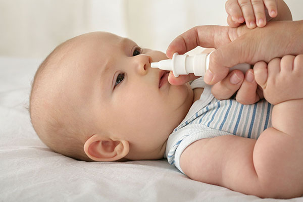 تمیز کردن بینی نوزاد با اسپری بینی