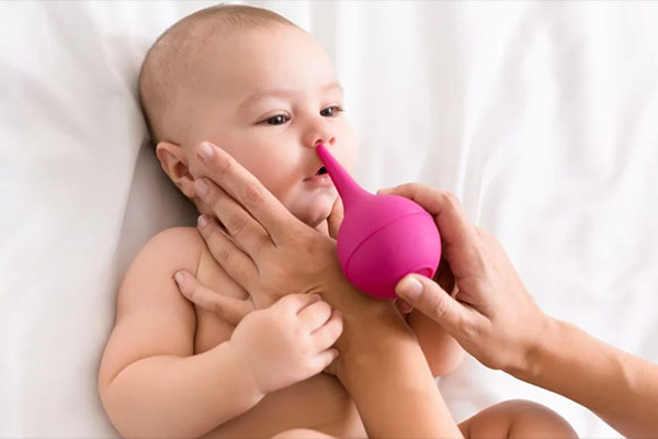 تمیز کردن بینی نوزاد با پوار